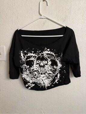 Black Women's Skull Graphic Crop Top - Scoop Neck